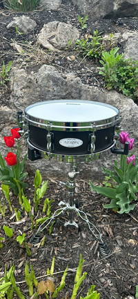 Neron Stave thick shell ebony snare drum
