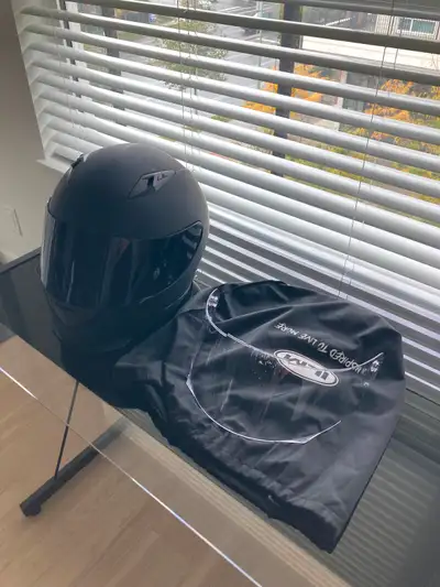 This ILM full face motorcycle helmet is in good condition and comes with an extra clear visor and a...