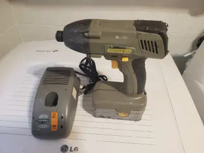 Perseuse tres performante. A bit ugly but wòrks very well great battery. Comes with charger.