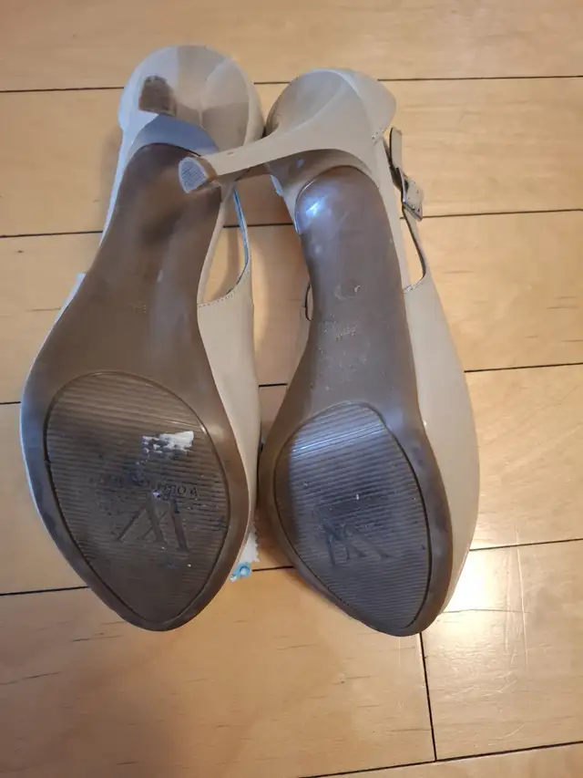 Women's beige leather shoes in Women's - Shoes in City of Montréal - Image 4