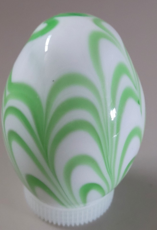 Vintage Blown Glass Egg with Green Swirls in Arts & Collectibles in Oshawa / Durham Region - Image 3
