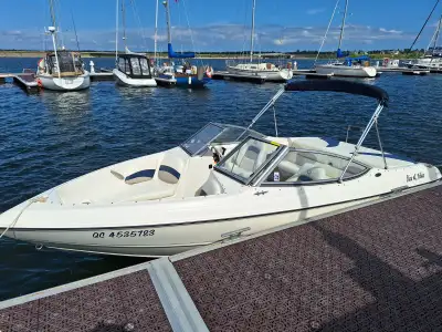 Bateau de plaisance Stingray modèle 195 RX, doté d’un moteur 3 litres de 135 hp. Très économique, pe...