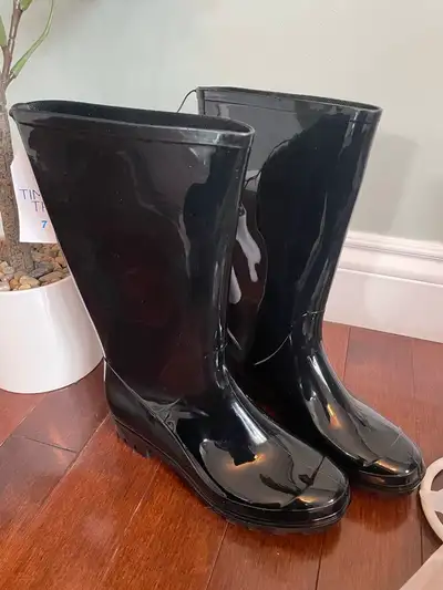 Women’s new size 7 black rain boots. Easy on and off style. New with tag. ** Please see my other ads...