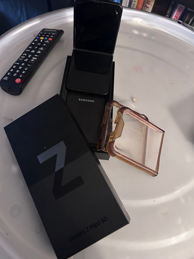 Samsung Z Flip3 5G 256gb in Cell Phones in Cambridge