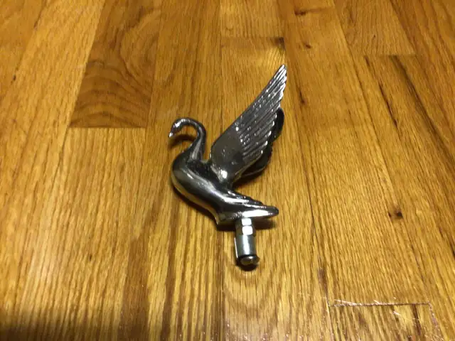 Ornement de capot in Other in Rimouski / Bas-St-Laurent - Image 2