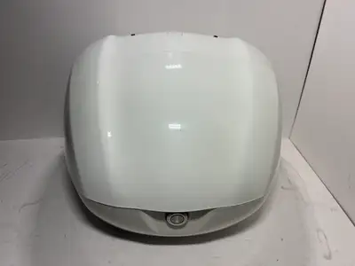 Vespa Primavera/Sprint Top Case in Innocenza White (544) I have for sale a like-new genuine Vespa Pr...
