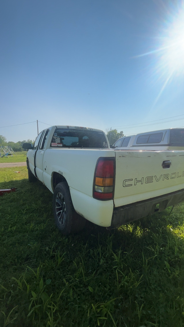 2004 Silverado 4x4 in Cars & Trucks in Norfolk County - Image 2