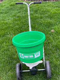 Small lawn fertilizer spreader
