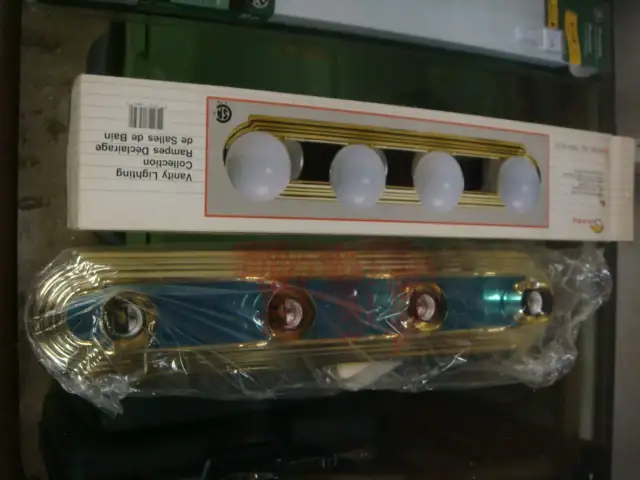 Indoor lighting Lot Vanity Light , Fluorescent and Wall Light in Indoor Lighting & Fans in Brantford - Image 3