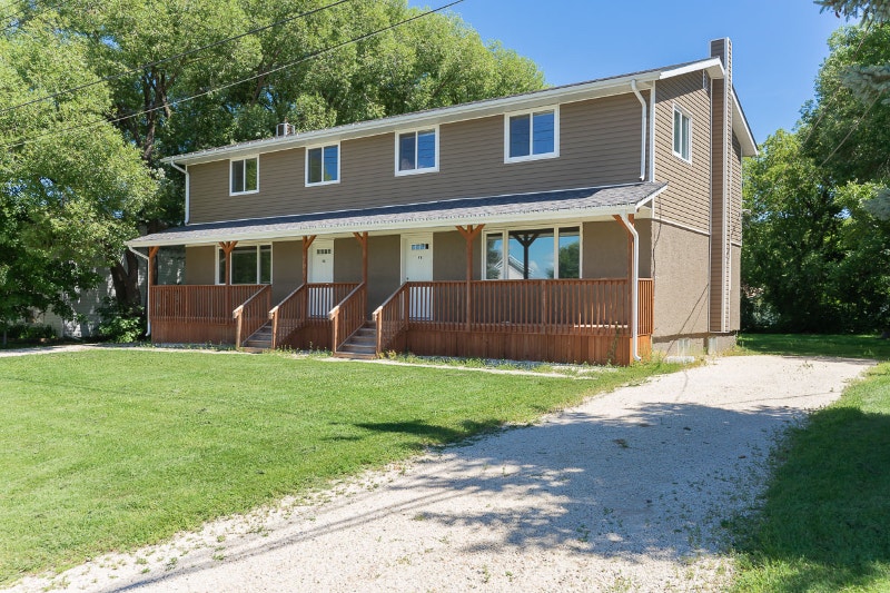 Modern 3 Bedroom House in La Broquerie with Huge Yard & Balcony! Long