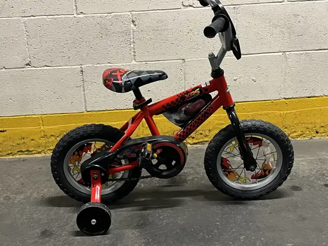 Velo Huffy  Lightning McQueen de 12 pouces in Kids in City of Montréal - Image 3