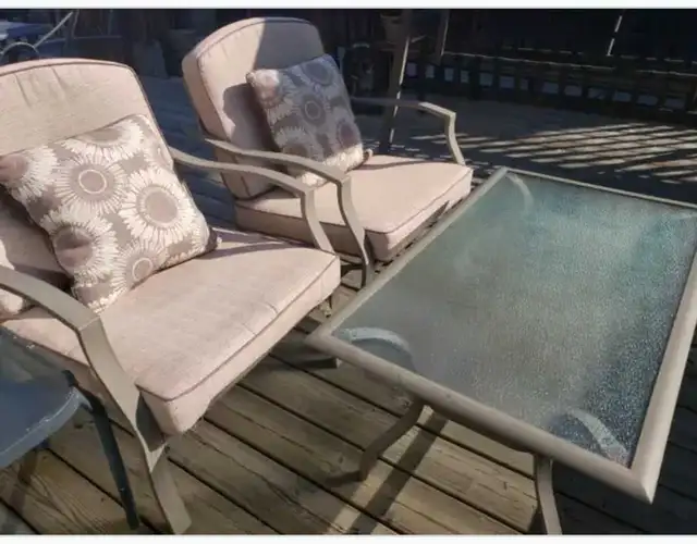 Patio furniture 1 cofee table 2 chairs and 1 bench in Patio & Garden Furniture in Mississauga / Peel Region - Image 5