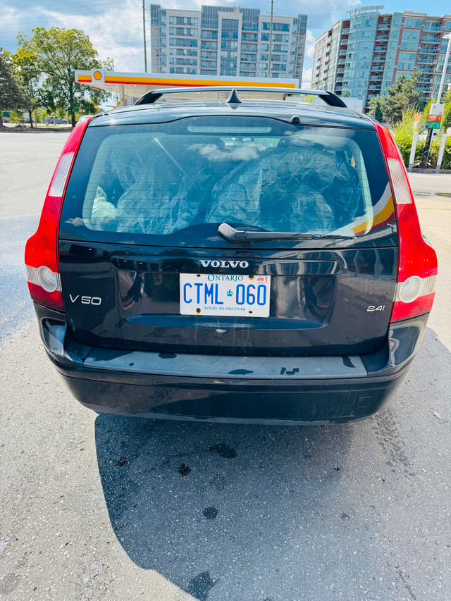 2005 volvo v50 Sport wagon in Cars & Trucks in Markham / York Region - Image 2