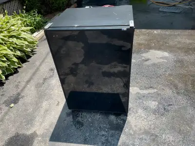 12 V DC 120 V AC RV boat fridge awesome condition works perfect. New over $1100