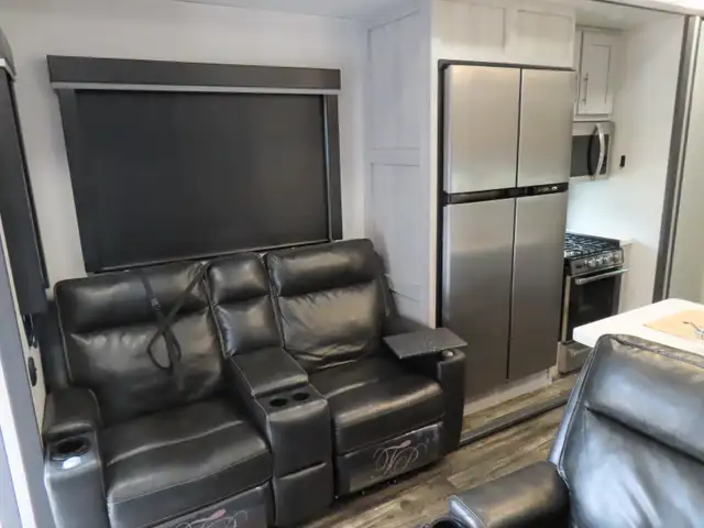 2023 Keystone Fuzion 430 Fifth-Wheel Toy Hauler in Travel Trailers & Campers in Regina - Image 5