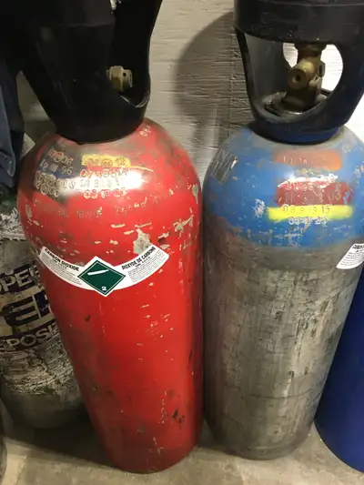 20lb Beverage C02 tank for sale Recently recertified and filled ( $150 value). Perfect for Kegerator...