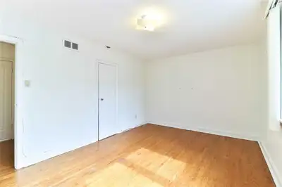 Simple and bright 2-bdrm apartment on the upper level of a detached house. Real hardwood floors, lar...