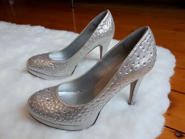 Soulier chic argent pointure 7 in Women's - Shoes in Québec City - Image 3
