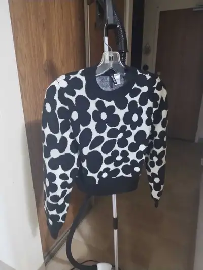 Young girls long sleeve sweater new, View more