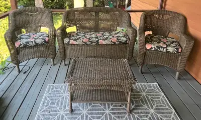 This used wicker lounge set is perfect for relaxing on your porch or patio, featuring two chairs, a...