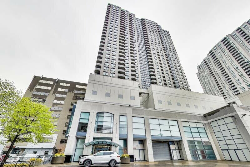 Empress Walk SUBWAY 2 BR + Den +2 Full Bath * 8 Hillcrest Long Term