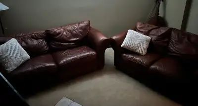 Un ensemble de deux sofa en cuir brun d’Italie haut-de-gamme Un fauteuil deux places et un fauteuil...