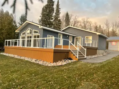 Lakefront home July 4th 28 day rental Utilities included, double car garage, 3 bed, 2 full bathrooms...