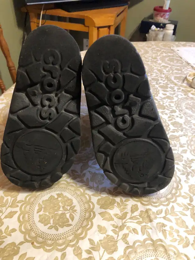 bottes d’hiver pour garçon de marque Crocs gr: 8-9 in Kids & Youth in Longueuil / South Shore - Image 5