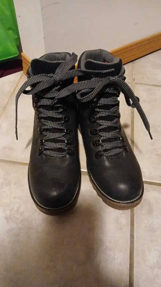 Winter Boots Leather Kodiak Women Size 7 in Women's - Shoes in Calgary - Image 2