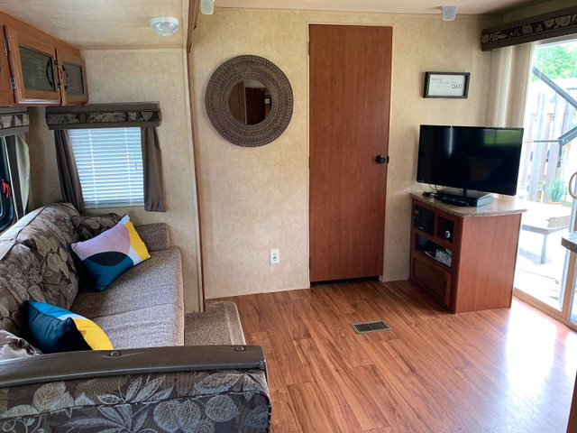 2014 Salem 36 F Trailer on Park site in Park Models in Kawartha Lakes - Image 4