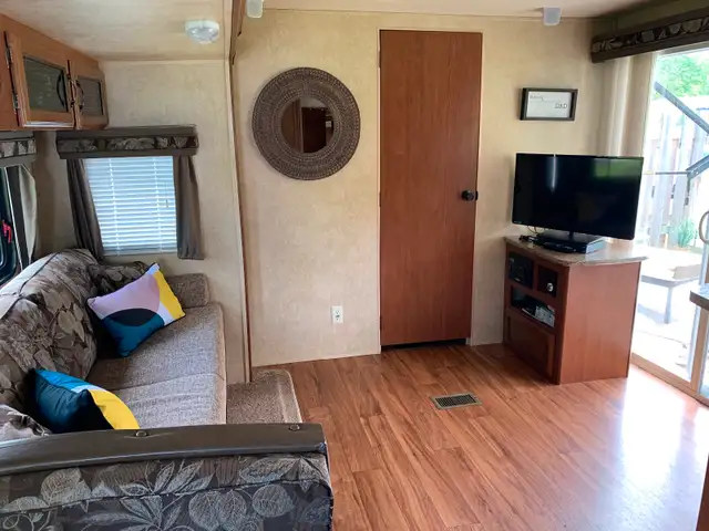 2014 Salem 36 F Trailer on Park site in Park Models in Kawartha Lakes - Image 5
