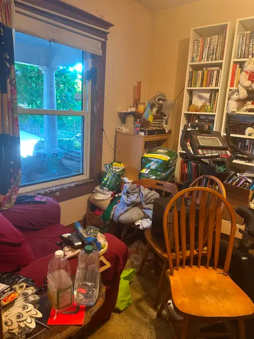First floor room for rent 1 minute walk to bus stops near subway stations 10 minutes walk to Walmart...