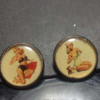 Antiques 2 Buttons