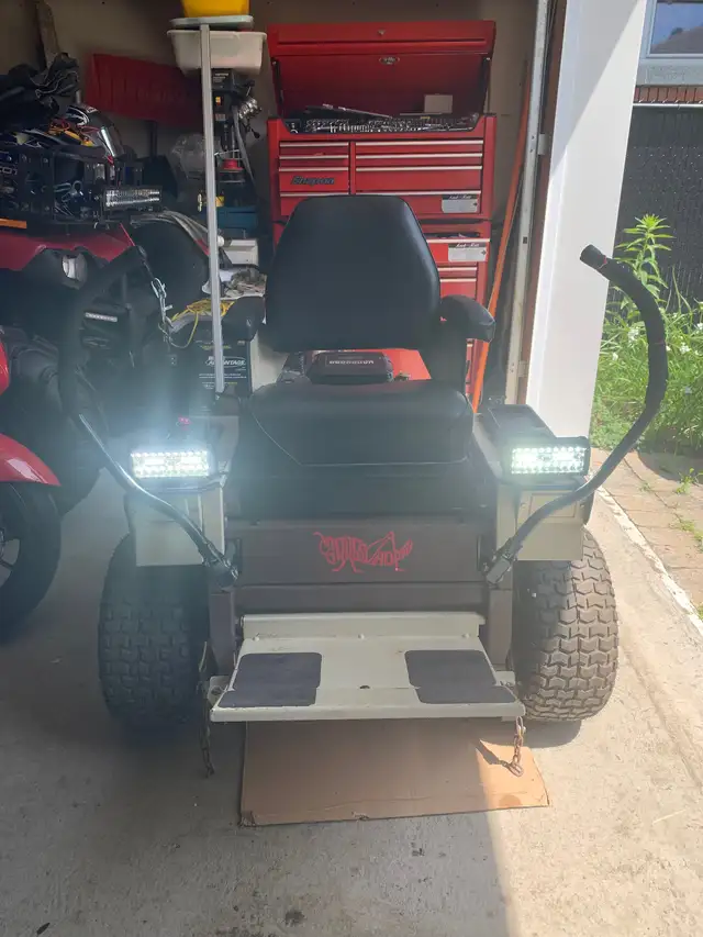 Tracteur à gazon in Lawnmowers & Leaf Blowers in Granby - Image 8
