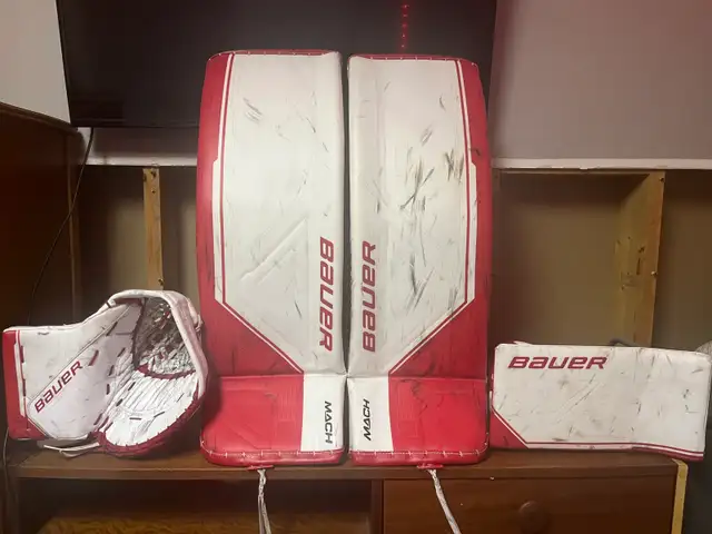 Bauer Mach Goalie Equipment in Hockey in Peterborough - Image 2