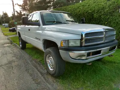 Dodge Ram 2500 2002,a vendre pour pièce ou mécanicien,camion encore solide mais quelque réparation a...
