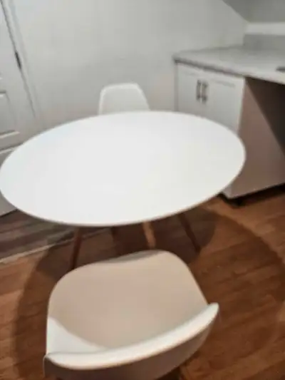 Table et chaises presque neuves., View more