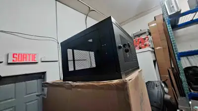 Rack pour serveur ou autre projet Tripp lite model SRW6UDP Model compact neuf Se met ds un garde rob...