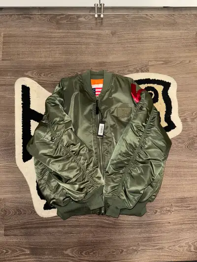 -NEW- NEVER WORN (TAGS STILL ON IT) Release Date: 11/04/2022 Season: 2022 Fall/ Winter Colour: Olive...