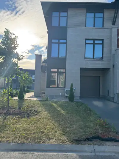 Townhouse in Orleans 174 and Trim road Stylish, spacious 2 bedrooms 2- 1/2 bath in Sought after comm...