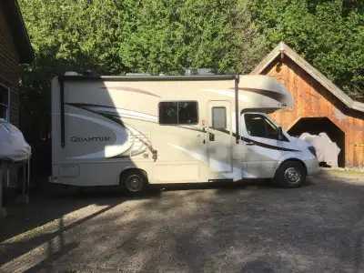 Clé en main!!! 2018, 105 000 kms. Mercedes-Benz diesel avec habitacle Thor Quantum de 25 pieds. Pann...
