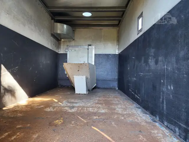 2003 International 4300 in Heavy Trucks in Hamilton - Image 11