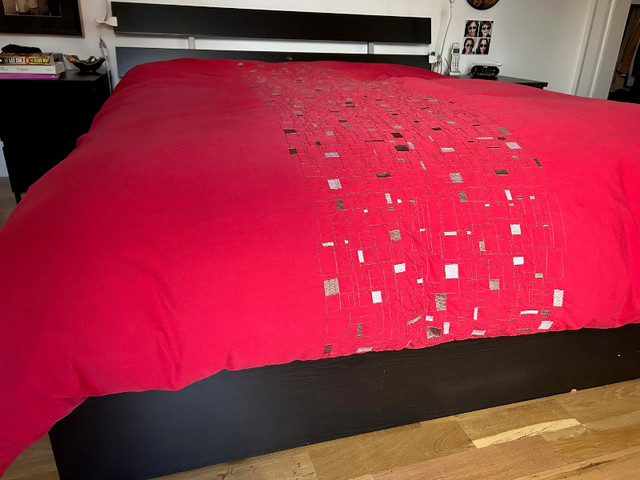 Base de lit Queen Ikea dans Lits et matelas  à Ville de Montréal - Image 2