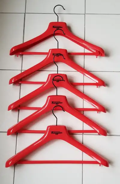 Support où cintres rouge d`adulte quantité (13 )  $3.00 chaque, View more