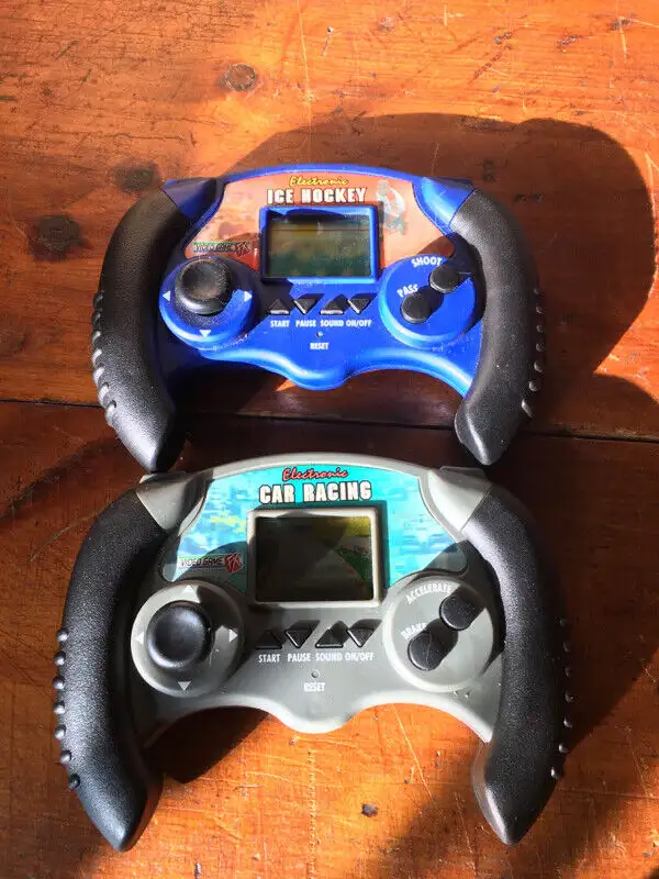 Vintage Toy Quest Handheld Electronic Hockey and Racing  Game in Arts & Collectibles in Mississauga / Peel Region - Image 2