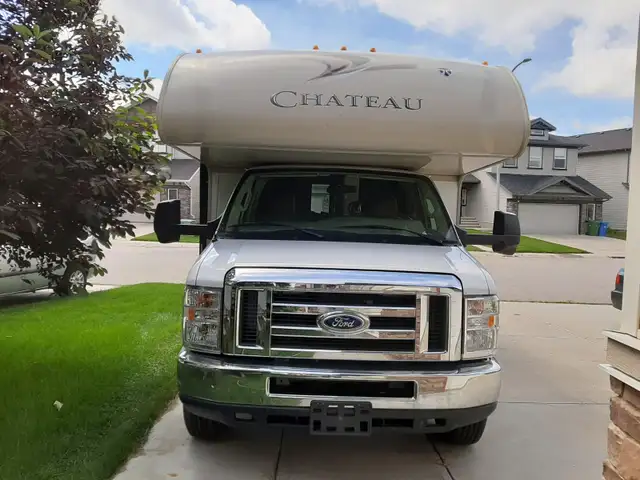 LOW MILAGE 2015 Thor Motor Coach Chateau 26A Class C Motorhome in RVs & Motorhomes in Calgary - Image 3