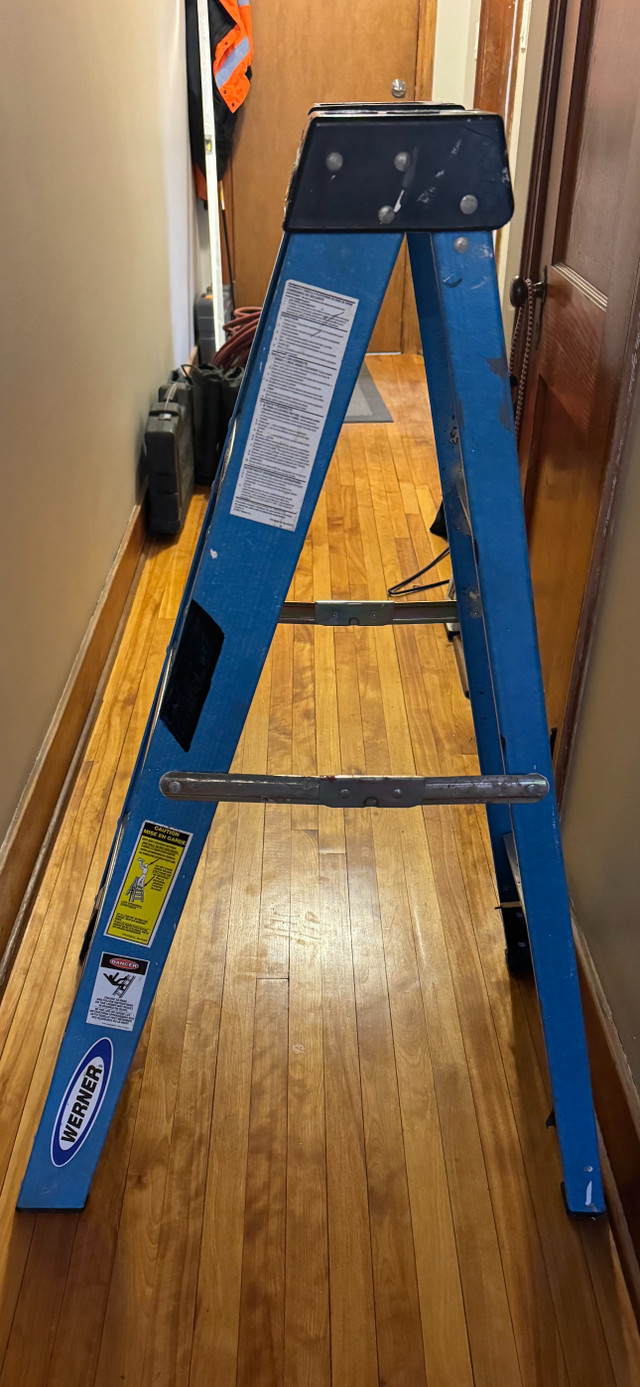 Werner 4’ fibreglass ladder in Ladders & Scaffolding in Sudbury - Image 3