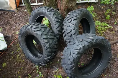 4 pneus en bon état qui étaient sur cote à cote Discovery. $100 pour les 4.