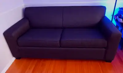 ***PRIX NÉGOCIABLE*** Sofa-Lit avec matelas en mousse de gel acheté en 2021 chez Brault-et-Martineau...