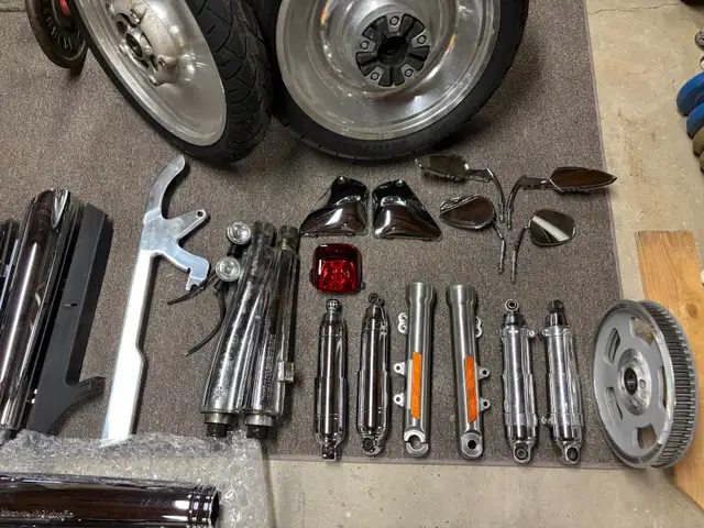 2006 Harley Davidson Vrod tins and other parts in Motorcycle Parts & Accessories in Sudbury - Image 10